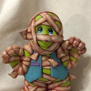 Handgemachte Halloween Mumie Figur: Handbemalte Keramik Kunst