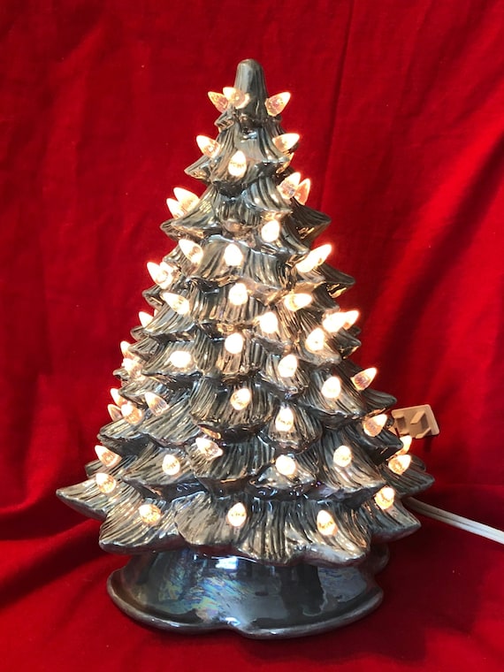 手作りの陶器製クリスマスツリー（透明電球付き） - シルバーホリデー