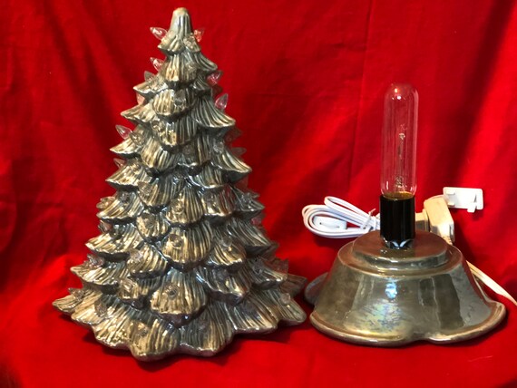 手作りの陶器製クリスマスツリー（透明電球付き） - シルバーホリデー