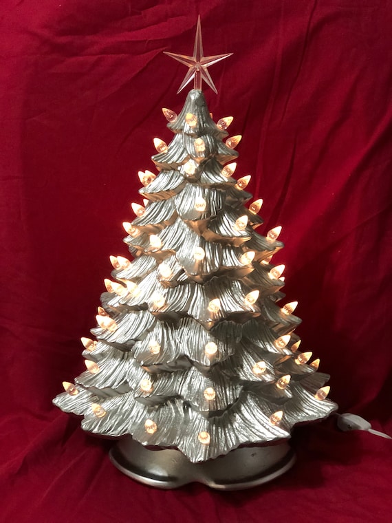 手作り陶器製クリスマスツリー：クロームアクセント装飾、17インチ