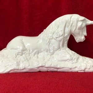 Escultura de unicornio de cerámica hecha a mano - Elementos básicos para el hogar - Centro de mesa de unicornio blanco - Regalo único para los amantes de los unicornios - Decoración caprichosa para el hogar