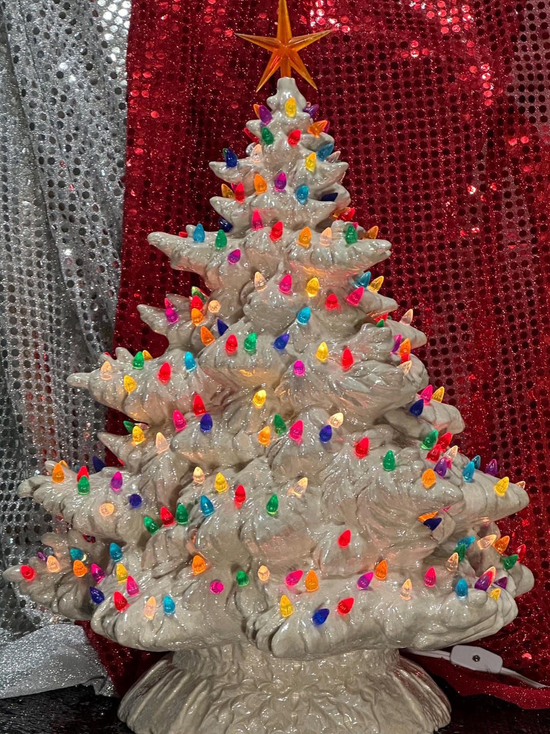 手作りの釉薬をかけた陶器のクリスマスツリー：星をあしらったホリデー