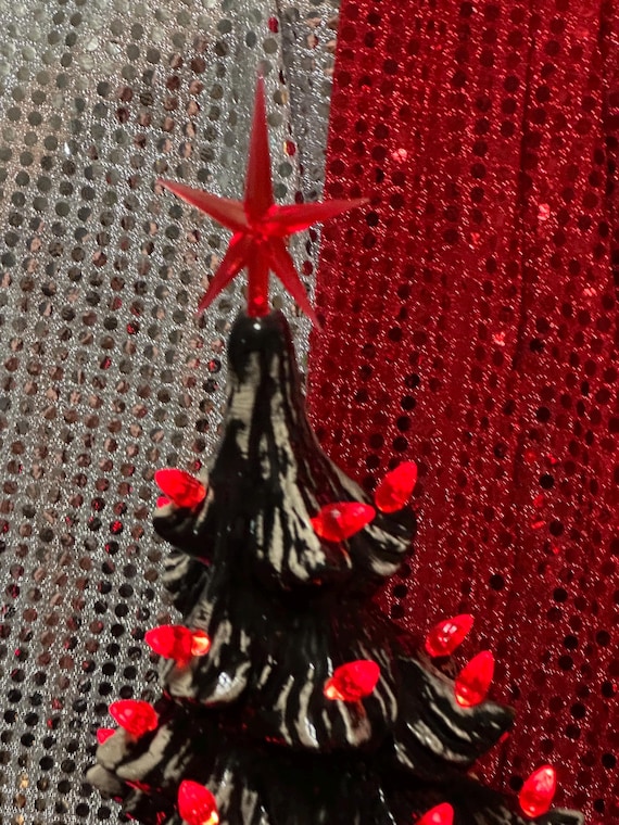 手作りの陶器製クリスマスツリー：赤い星の飾り、David Bruce Art