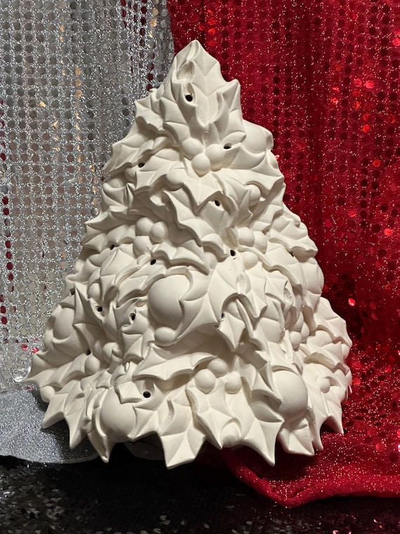 陶器製ツリー 手作りの陶器製ヒイラギのクリスマスツリー：クリスマスのお祝いの