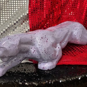 Sculpture artisanale de panthère en céramique - Cadeau unique pour amateur de panthère - Statue de panthère violette - Panthère émaillée personnalisée - Décoration d'intérieur panthère