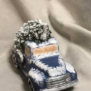 Blue Ceramic Classic Pickup and Tree con nieve y agujeros para luces imagen 3