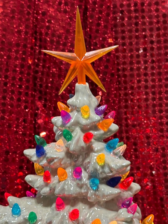 手作りの釉薬をかけた陶器のクリスマスツリー：星をあしらったホリデー