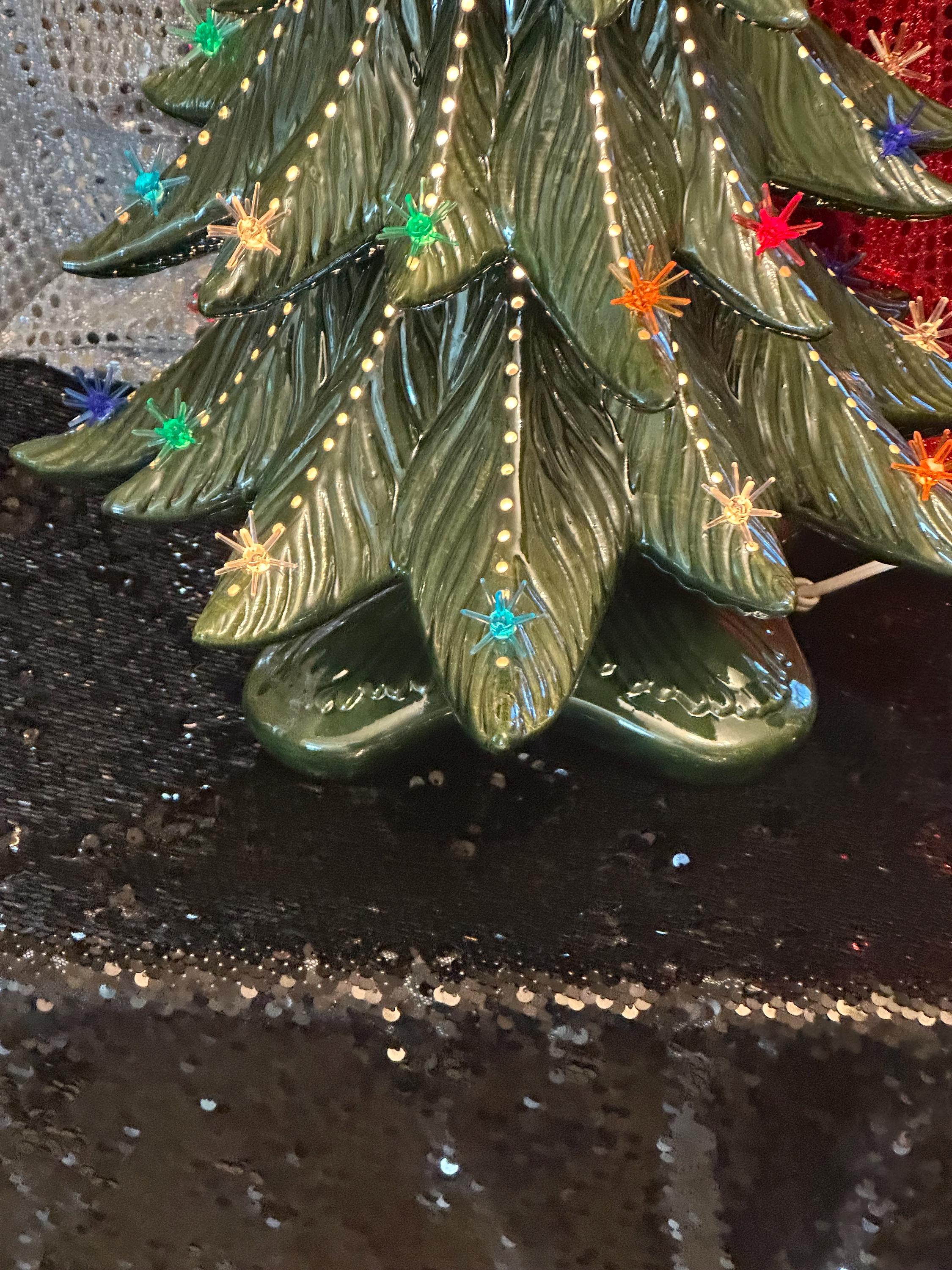 手作り陶器クリスマスツリー：グリーン釉スプートニク電球 - 22.5