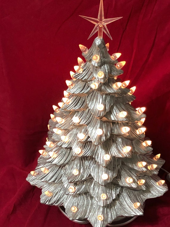 手作り陶器製クリスマスツリー：クロームアクセント装飾、17インチ