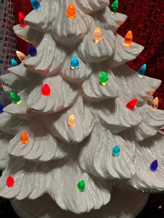 手作りの陶器製クリスマスツリー：カラフルな電球をあしらった、光沢の