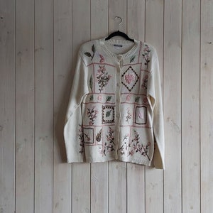ヴィンテージフローラル刺繍入りホワイトセーター コテージコア ボヘミアン ハンドパッチワークスタイル 装飾ロングカーディガン ショルダーパッド付き サイズ S