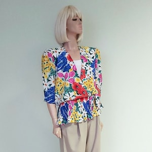 80-tals blus med puffärmar, botanisk blommig design och rosett, veckad peplumblus, mönstrad topp, flerfärgad blus, storlek EU 40 UK 12 US 10