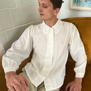 Vintage jaren 80 blouse met opengewerkte kraag en pofmouwen, gebroken witte blouse met kanten kraag, maat M