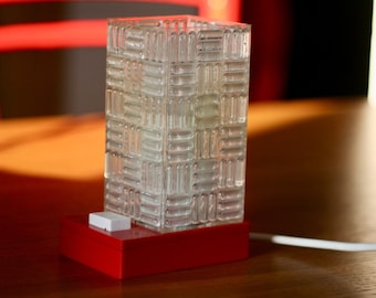 Lampe de bureau Mid-Century / Lampe de table en plastique rouge / Lampe de table vintage / Lampe de chevet rouge / Lampes de table / Lampes rétro / Yougoslavie / 1970 / Années 70