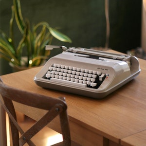 Máquina de escribir de mediados de siglo Privileg 350 / Máquina de escribir portátil beige vintage / Máquina de escribir de la era espacial / Máquina de escribir retro / Alemania / 1970s / '70s