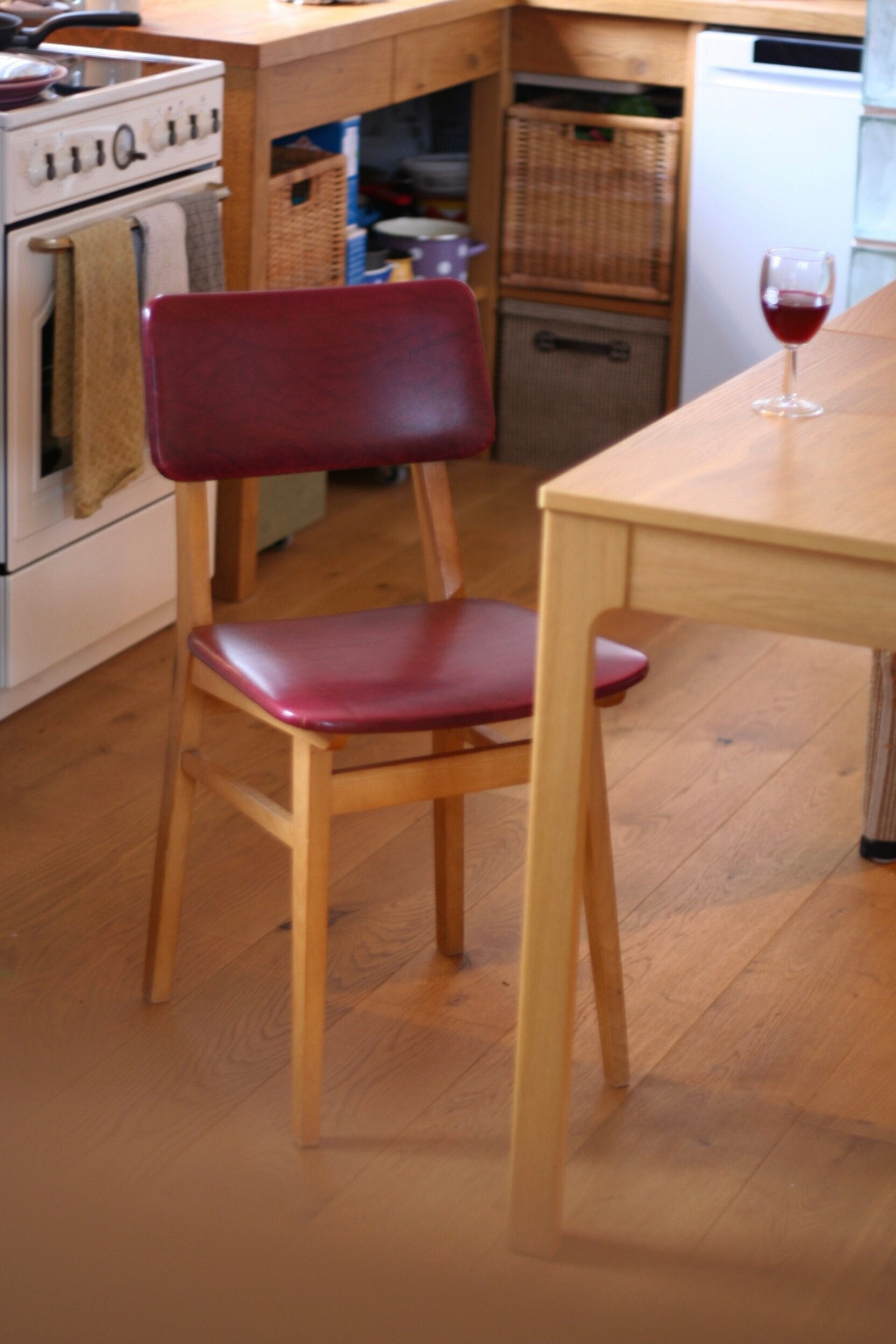 chaise de salle à manger mid-century/produite par bor chaise vintage rétro en bois cuir bordeaux yougoslavie 1960 années 60