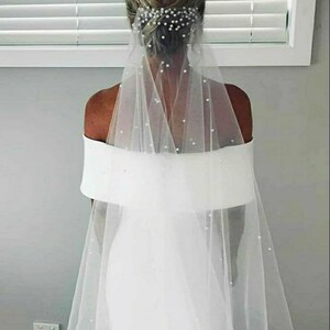 Elegant Pearls Bridal Veil Soft 1 Tier Beaded Wedding Veil for Bride Simple Cathedral Length Veils with Comb