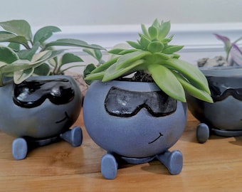 Happy Face planter pot with sunglasses and detachable legs water catch