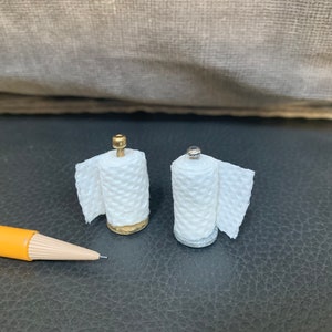 Porta-toalha de papel em miniatura para casa de bonecas, prata ou ouro, escala 1:12, mini toalha