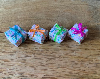 Dollhouse Miniature Wrapped Gift, 1:12 Scale, dollhouse accessory, miniature gift, miniature present, miniature birthday