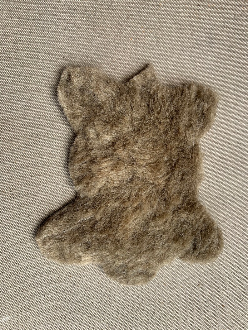 K&ouml;nnte beinhalten: Ein brauner Kunstfell-Patch in Form eines B&auml;renkopfes.