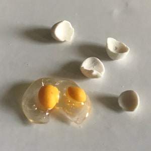 Dollhouse Miniature 2 Raw Eggs with 4 Cracked shells, doll miniature, kitchen mini, 1:12 Scale