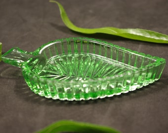 Vintage green glass caviar server, Leaf-shaped caviar dish, Small crystal leaf plate, Spoon rest, Tea bag holder