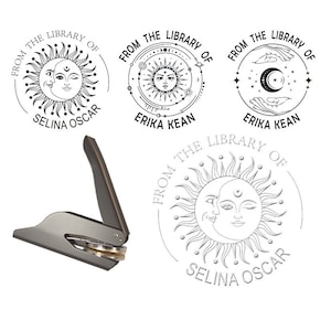 Uit de bibliotheek met reliëfstempels: zonnegezicht boekembosser, zon en maan reliëfstempel, gepersonaliseerde zegelembosser, liefdescadeauset