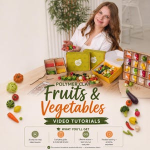 Puede incluir: Una mujer sonríe, rodeada de frutas y verduras de arcilla polimérica. La escena incluye cajas, bandejas de madera y productos individuales en miniatura. El texto dice "POLYMER CLAY Fruits & Vegetables VIDEO TUTORIALS."