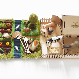 Op de afbeelding: Een miniatuur boerderijscène met een tuin en schuur. De tuin heeft groenten, vissen en een boer. De schuur heeft een varken, een koe en een paard. De scène is gemaakt van hout en stof.