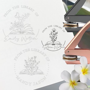 Design personalizzato dalla biblioteca di, Il libro appartiene a, Ex Libris, Libri impilati, Stampante per libri floreale personalizzata con il tuo nome