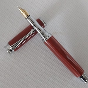 Pluma estilográfica hecha a mano (o Rollerball) - en Raspberry Wave - un hermoso regalo