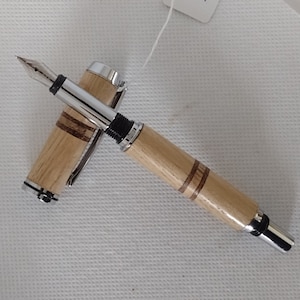 Stylo plume en bois de chêne fait à la main avec bandes segmentées et raccords chromés: un beau cadeau ou un achat personnel