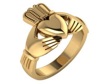 Puede incluir: Un anillo Claddagh dorado con un corazón, una corona y manos. El corazón está sostenido por dos manos y coronado por una corona. El anillo tiene un acabado pulido y un diseño clásico.