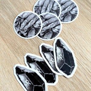 Naklejki • Czarno-biała ilustracja kropkowana przedstawiająca węża i kamień runiczny
