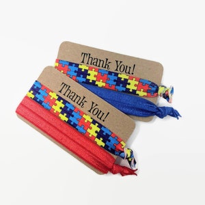 Cartão de agradecimento para conscientização do autismo com 2 gravatas – Laços de cabelo/pulseiras – Peças de quebra-cabeça – Vermelho, amarelo, azul – Ótimo para presentes de professores e auxiliares