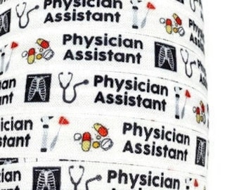 Puede incluir: Un carrete de cinta blanco con un patrón repetido de texto negro que dice "Asistente médico" e iconos médicos que incluyen un estetoscopio, píldoras y una radiografía de tórax.