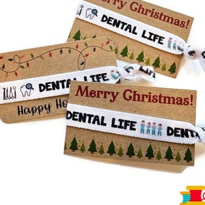 Pequeno presente ou meia - cartão de boas festas com gravata/pulseira - vida odontológica - equipe de escritório, técnico, técnico, assistente, dentista