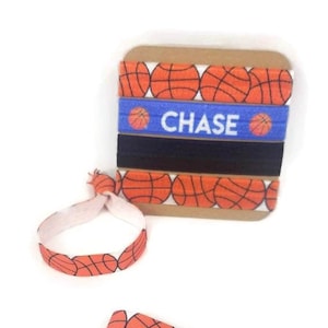 Ensemble cadeau 4 pièces -Personnalisé avec votre nom. Peut correspondre aux couleurs de l'équipe. Impression de basket-ball-Emballé sur une carte avec du papier cellophane-prêt à offrir