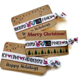 Pequeno presente ou meia - cartão de boas festas com gravata/pulseira - paz, amor, radiologia - equipe de escritório, tecnologia, técnico, radiologia