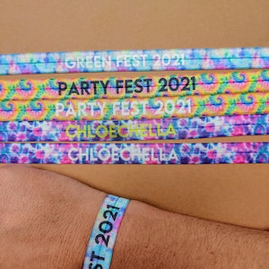 Könnte beinhalten: Ein Set bunter Bändchen im Tie-Dye-Look mit dem aufgedruckten Text "GREEN FEST 2021", "PARTY FEST 2021", "CHLOECHELLA".