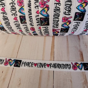 Nastro elastico Peace Love Radiology da 3, 5 o 10 iarde. Ottimo per realizzare elastici per capelli, cordini, fasce per la testa e regali. Tecnico da 5/8&quot;.