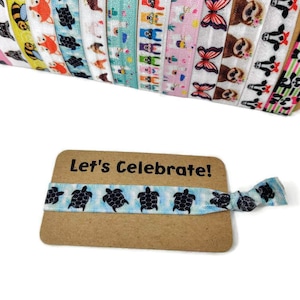 2 Stück Happy Birthday Karte- kommt mit Armband, Armreifen, Haargummis - wähle deinen Druck aus! Passend zu Ihrem Thema / Dekor - Gastgeschenke!