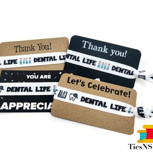 Conjunto de presente Dental Life com cartão/gravata – Laços de cabelo/pulseiras/pulseiras – Ótimo para graduados, assistentes, amigos, colegas de trabalho, higienistas, dentistas