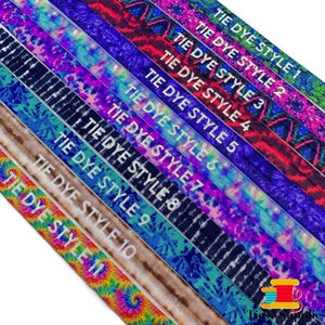 Pulseras con efecto tie-dye - Pulseras - Cintas para el pelo - Elásticas de 1,6 cm con texto en blanco. Personaliza tu corbata con el color y el nombre para festivales, fiestas, baby showers y conciertos.