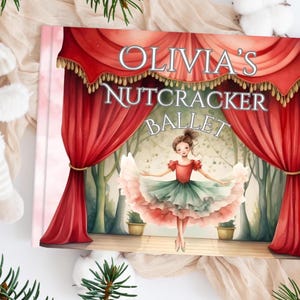 Könnte beinhalten: Kinderbuchcover mit dem Titel "Olivia's Nutcracker Ballet". Die Illustration zeigt eine Ballerina auf der Bühne mit roten Vorhängen. Die Ballerina trägt ein rotes und grünes Kleid. Der Titel ist in silbernen Buchstaben gehalten.