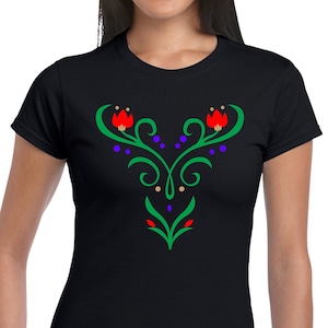 Op de afbeelding: Zwart T-shirt met een groen, rood en blauw bloemenontwerp op de voorkant.