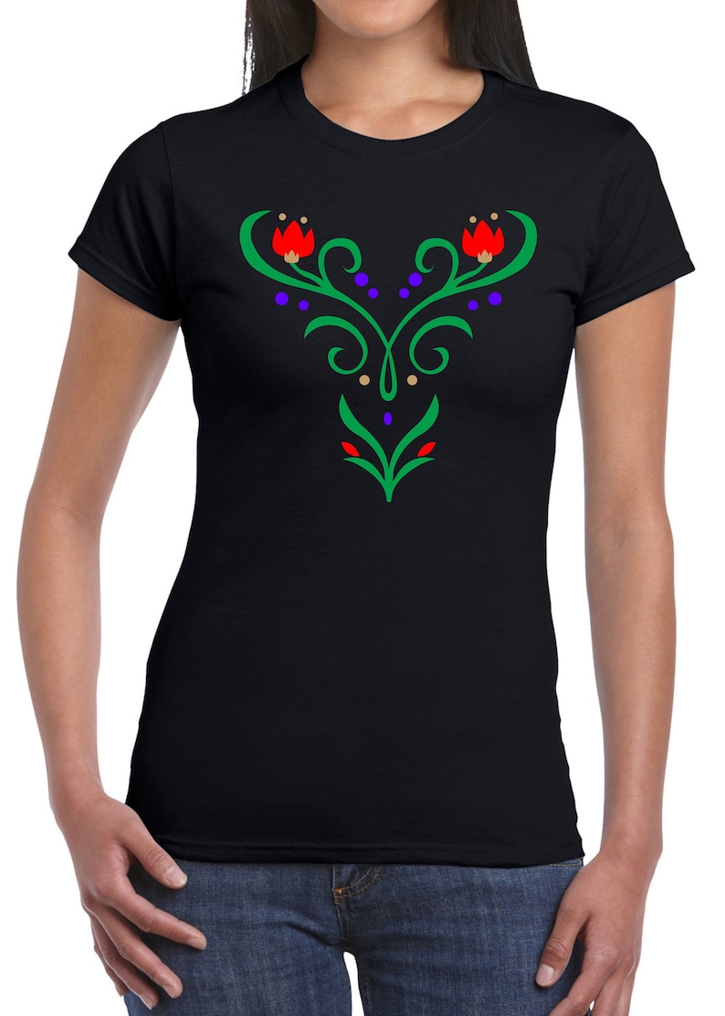 Op de afbeelding: Zwart T-shirt met een groen, rood en blauw bloemenontwerp op de voorkant.