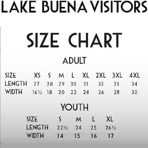 Op de afbeelding: Maattabel voor volwassenen- en kinderkleding. De tabel toont de maat, lengte en breedte in inches voor elke maat. Volwassenenmaten omvatten XS, S, M, L, XL, 2XL, 3XL en 4XL. Kindermaten omvatten S, M, L en XL.