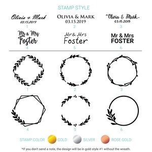 K&ouml;nnte beinhalten: Eine Grafik mit neun verschiedenen Stempelstilen f&uuml;r Hochzeitseinladungen. Die Stile umfassen einen Kranz, eine geometrische Form und einen einfachen Kreis. Der Text "Olivia & Mark" und "Mr & Mrs Foster" wird in verschiedenen Stilen angezeigt. Der Text "STAMP STYLE" und "STAMP COLOR" wird ebenfalls angezeigt. Die Farben Gold, Silber und Ros&eacute;gold werden angezeigt.